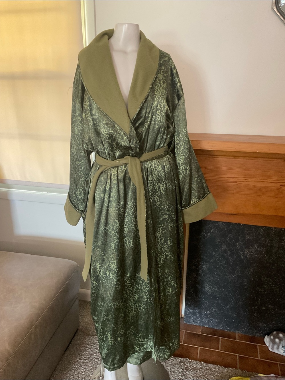 Victoria’s Secret animal print green fleeced lined robe XS/S